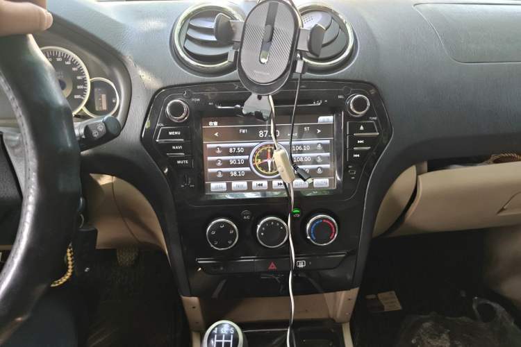 Used JMC Yusheng S350 2011 2.4T Two-Wheel-Drive Luxury 5-Seater Audio And AC Panel