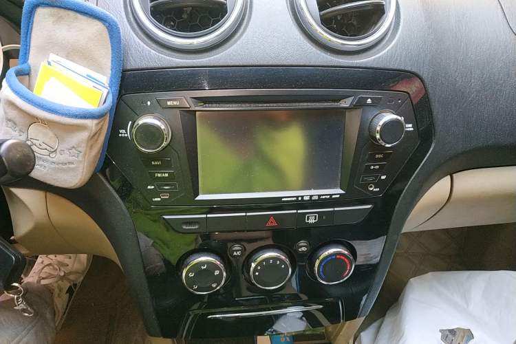 Used JMC Yusheng S350 2011 2.4T Two-Wheel-Drive Luxury 5-Seater Audio And AC Panel