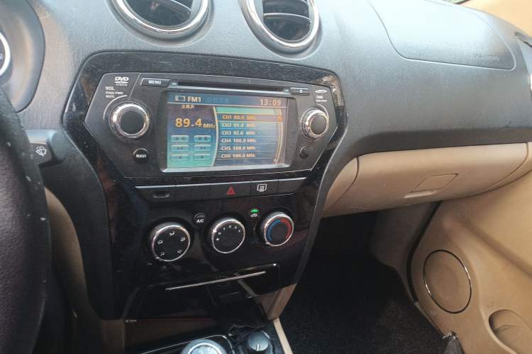 Used JMC Yusheng S350 2011 2.4T Four-Wheel-Drive Ultra-Luxury 5-Seater Audio And AC Panel