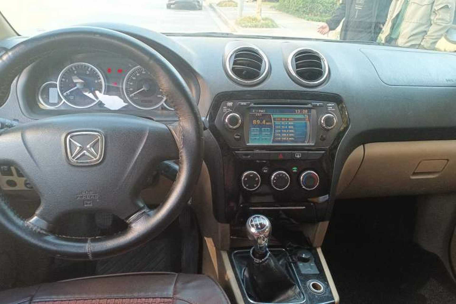 Used JMC Yusheng S350 2011 2.4T Four-Wheel-Drive Ultra-Luxury 5-Seater Center Console