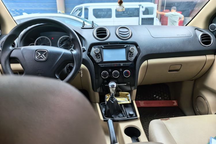 Used JMC Yusheng S350 2011 2.4T Two-Wheel-Drive Luxury 5-Seater Center Console