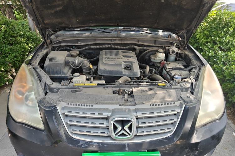 Used JMC Yusheng S350 2011 2.4T Two-Wheel-Drive Luxury 5-Seater Engine Bay