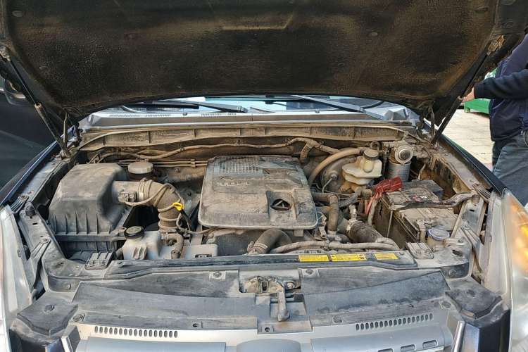 Used JMC Yusheng S350 2011 2.4T Two-Wheel-Drive Luxury 5-Seater Engine Bay