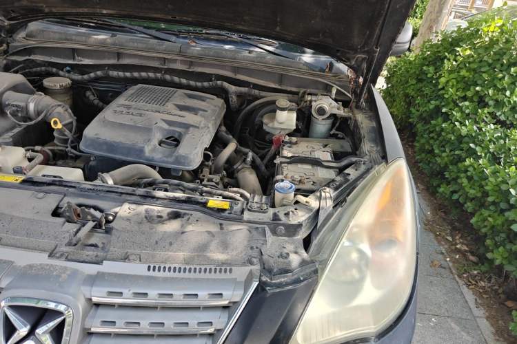 Used JMC Yusheng S350 2011 2.4T Two-Wheel-Drive Luxury 5-Seater Engine Bay Left