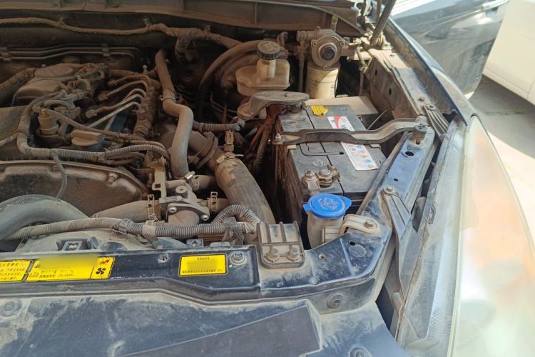 Used JMC Yusheng S350 2011 2.4T Two-Wheel-Drive Luxury 5-Seater Engine Bay Left