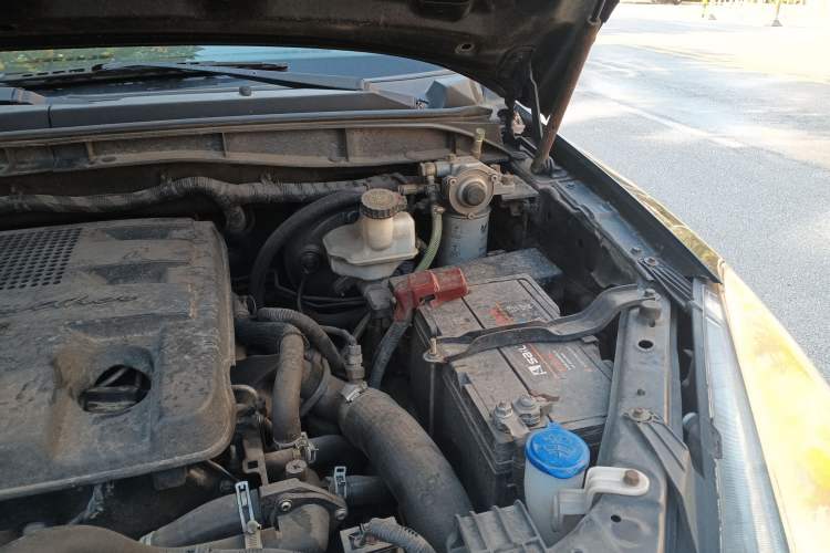 Used JMC Yusheng S350 2011 2.4T Four-Wheel-Drive Ultra-Luxury 5-Seater Engine Bay Left