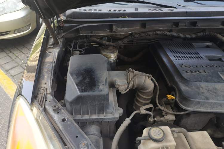 Used JMC Yusheng S350 2011 2.4T Two-Wheel-Drive Luxury 5-Seater Engine Bay Right