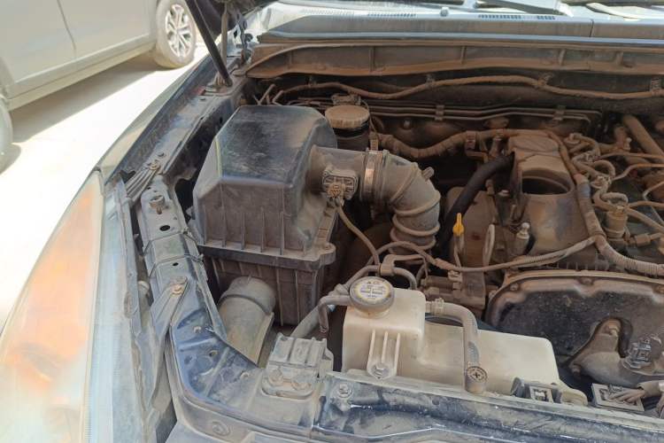 Used JMC Yusheng S350 2011 2.4T Two-Wheel-Drive Luxury 5-Seater Engine Bay Right