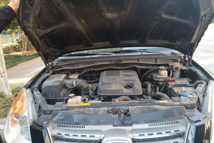 Used JMC Yusheng S350 2011 2.4T Four-Wheel-Drive Ultra-Luxury 5-Seater Engine Bay