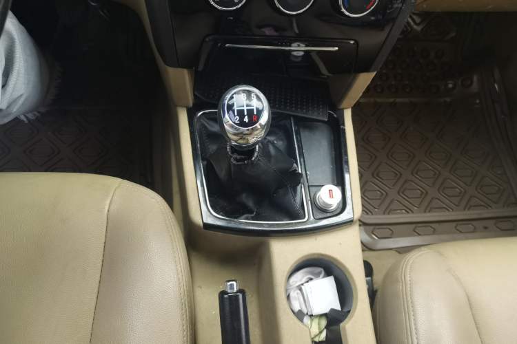 Used JMC Yusheng S350 2011 2.4T Two-Wheel-Drive Luxury 5-Seater Gear Lever