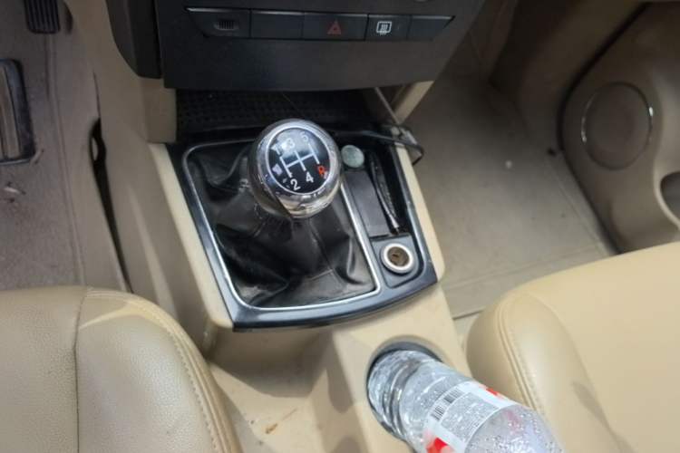 Used JMC Yusheng S350 2011 2.4T Two-Wheel-Drive Luxury 5-Seater Gear Lever