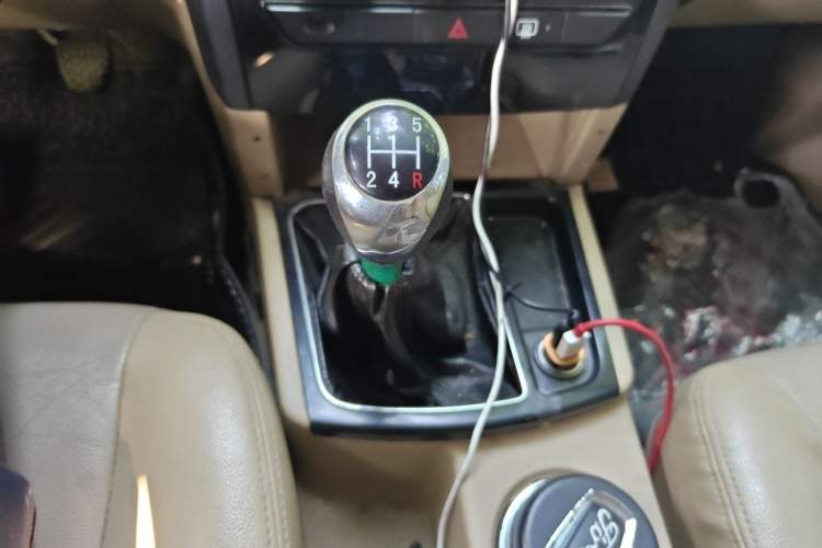 Used JMC Yusheng S350 2011 2.4T Two-Wheel-Drive Luxury 5-Seater Gear Lever