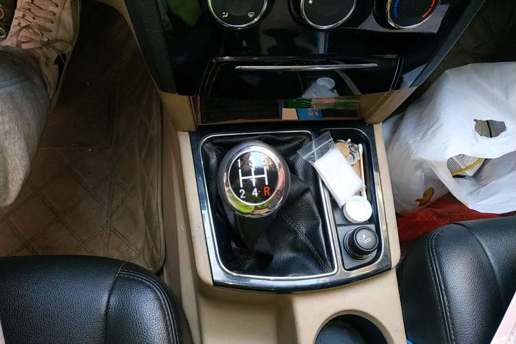 Used JMC Yusheng S350 2011 2.4T Two-Wheel-Drive Luxury 5-Seater Gear Lever