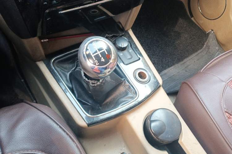 Used JMC Yusheng S350 2011 2.4T Four-Wheel-Drive Ultra-Luxury 5-Seater Gear Lever
