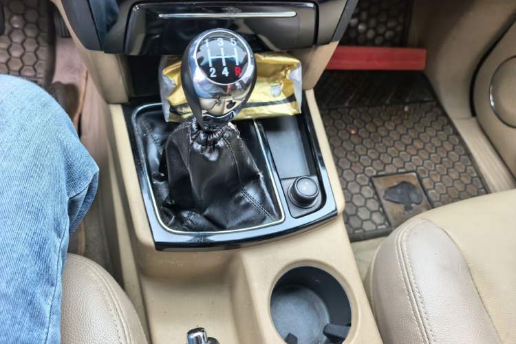 Used JMC Yusheng S350 2011 2.4T Two-Wheel-Drive Luxury 5-Seater Gear Lever
