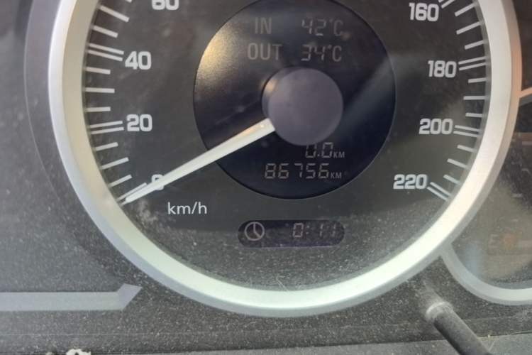 Used JMC Yusheng S350 2011 2.4T Two-Wheel-Drive Luxury 5-Seater Odometer Close Up