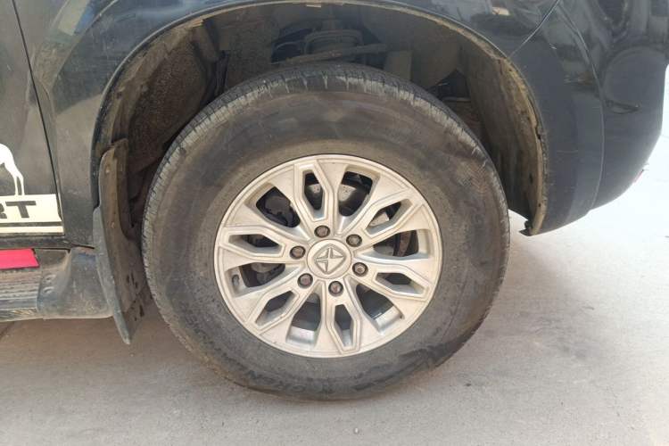 Used JMC Yusheng S350 2011 2.4T Two-Wheel-Drive Luxury 5-Seater Right Front Wheel Hub