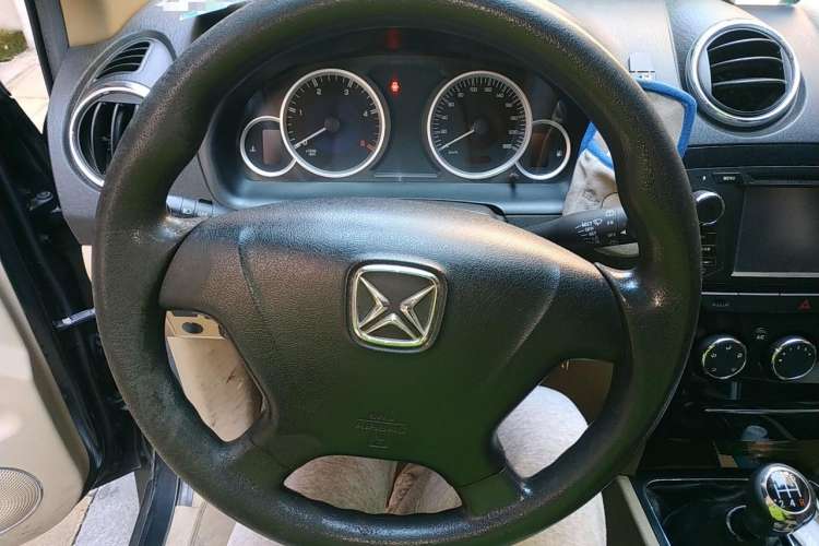 Used JMC Yusheng S350 2011 2.4T Two-Wheel-Drive Luxury 5-Seater Steering Wheel