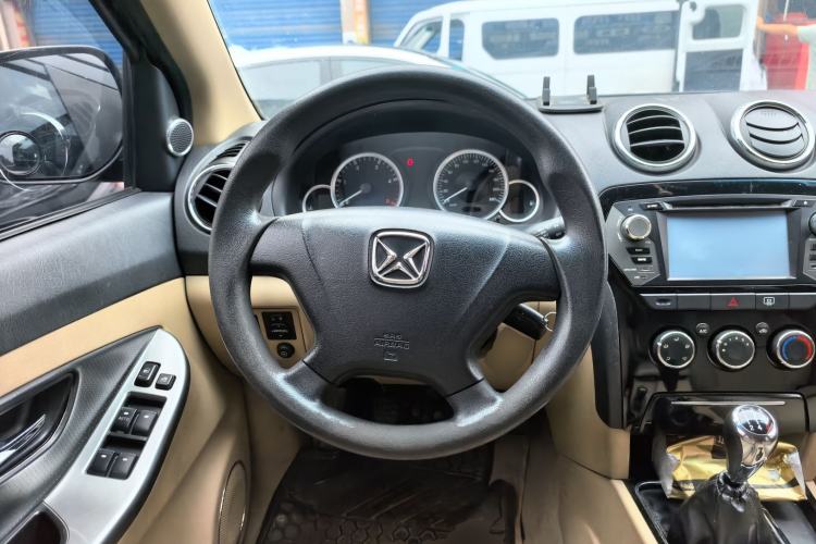 Used JMC Yusheng S350 2011 2.4T Two-Wheel-Drive Luxury 5-Seater Steering Wheel