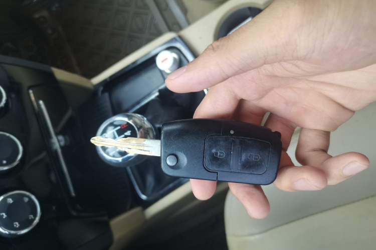 Used JMC Yusheng S350 2011 2.4T Two-Wheel-Drive Luxury 5-Seater Vehicle Key