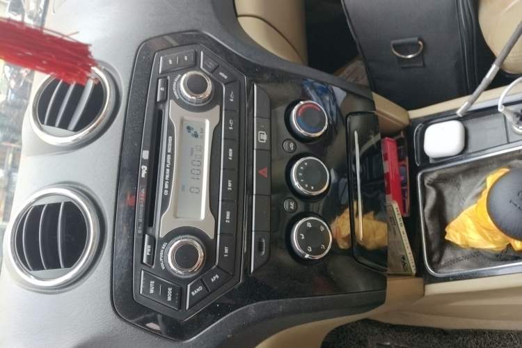 Used JMC Yusheng S350 2011 2.4T Two-Wheel-Drive Luxury 5-Seater Audio And AC Panel