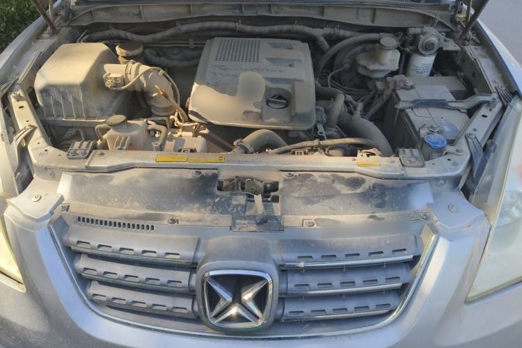 Used JMC Yusheng S350 2011 2.4T Two-Wheel-Drive Luxury 5-Seater Engine Bay