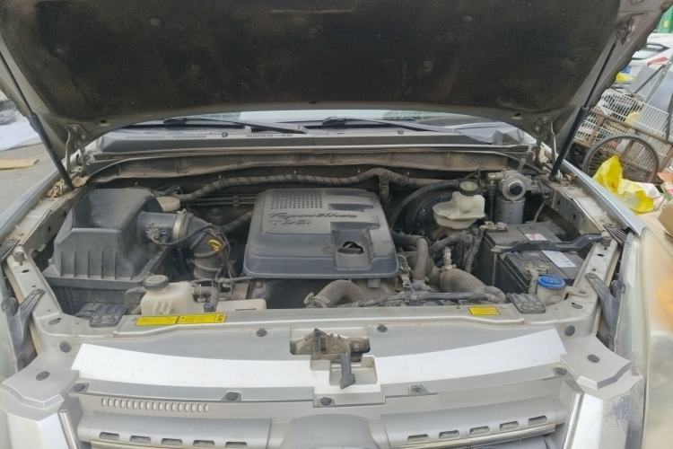 Used JMC Yusheng S350 2011 2.4T Two-Wheel-Drive Luxury 5-Seater Engine Bay