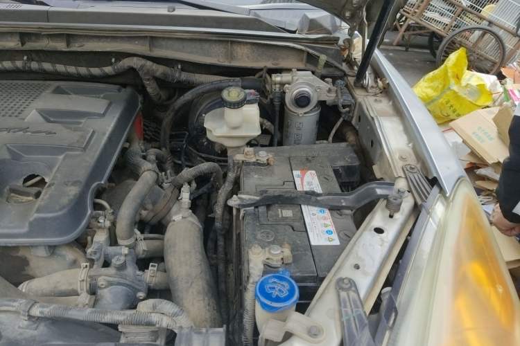 Used JMC Yusheng S350 2011 2.4T Two-Wheel-Drive Luxury 5-Seater Engine Bay Left