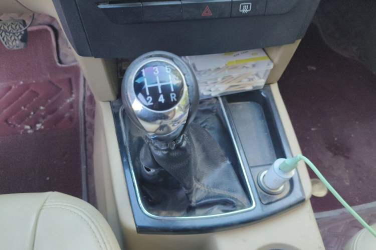 Used JMC Yusheng S350 2011 2.4T Two-Wheel-Drive Luxury 5-Seater Gear Lever