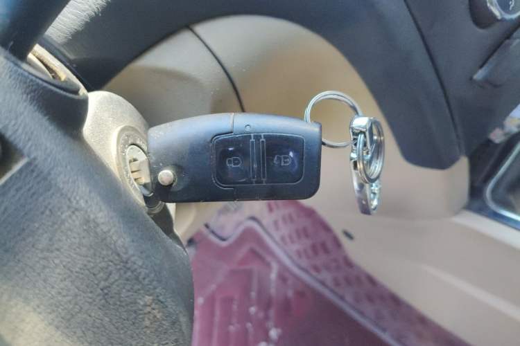 Used JMC Yusheng S350 2011 2.4T Two-Wheel-Drive Luxury 5-Seater Vehicle Key