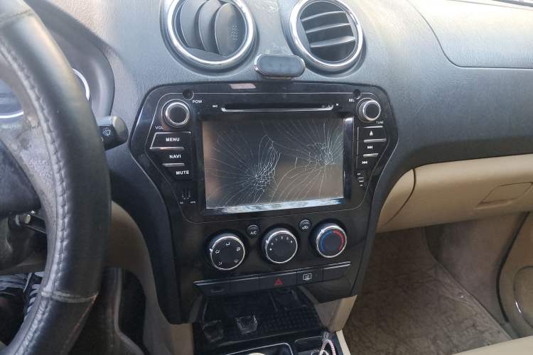 Used JMC Yusheng S350 2011 2.4T Two-Wheel-Drive Luxury 5-Seater Audio And AC Panel