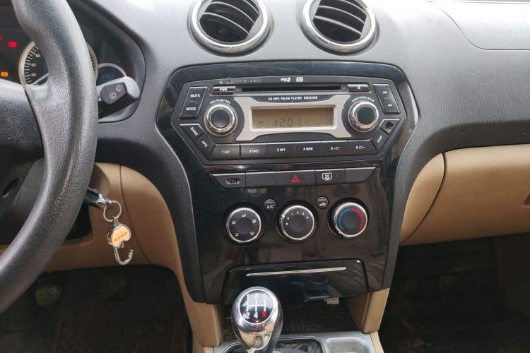 Used JMC Yusheng S350 2011 2.4T Two-Wheel-Drive Luxury 5-Seater Audio And AC Panel