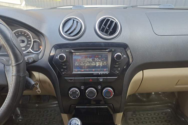 Used JMC Yusheng S350 2011 2.4T Two-Wheel-Drive Luxury 5-Seater Audio And AC Panel