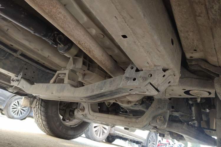 Used JMC Yusheng S350 2011 2.4T Two-Wheel-Drive Luxury 5-Seater Chassis Front Right
