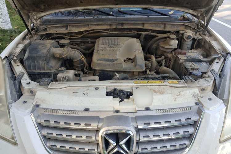 Used JMC Yusheng S350 2011 2.4T Two-Wheel-Drive Luxury 5-Seater Engine Bay