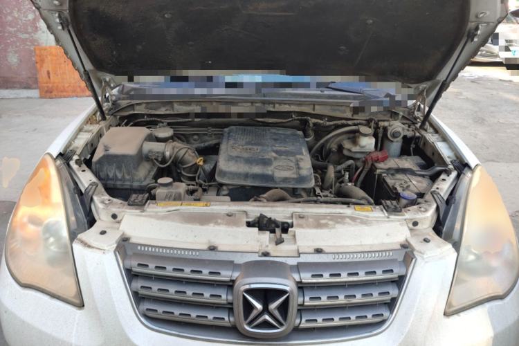 Used JMC Yusheng S350 2011 2.4T Two-Wheel-Drive Luxury 5-Seater Engine Bay