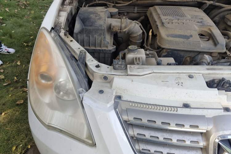 Used JMC Yusheng S350 2011 2.4T Two-Wheel-Drive Luxury 5-Seater Engine Bay Right