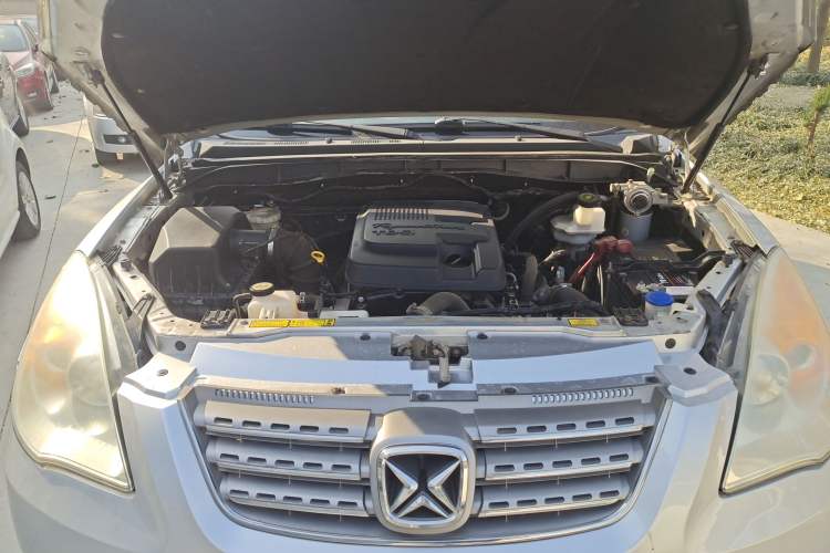 Used JMC Yusheng S350 2011 2.4T Two-Wheel-Drive Luxury 5-Seater Engine Bay