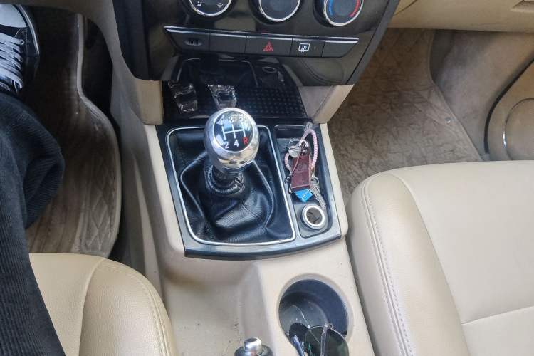Used JMC Yusheng S350 2011 2.4T Two-Wheel-Drive Luxury 5-Seater Gear Lever