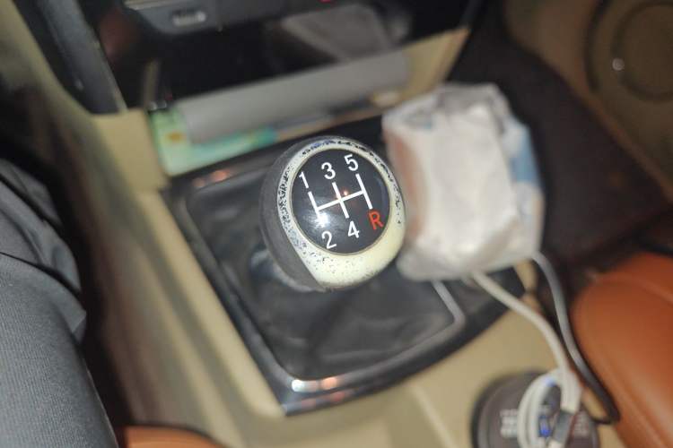 Used JMC Yusheng S350 2011 2.4T Two-Wheel-Drive Luxury 5-Seater Gear Lever