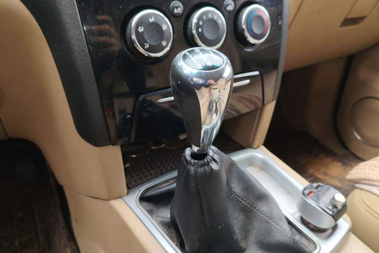 Used JMC Yusheng S350 2011 2.4T Two-Wheel-Drive Luxury 5-Seater Gear Lever