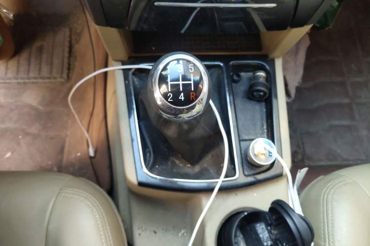 Used JMC Yusheng S350 2011 2.4T Two-Wheel-Drive Luxury 5-Seater Gear Lever