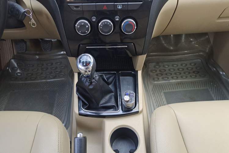 Used JMC Yusheng S350 2011 2.4T Two-Wheel-Drive Luxury 5-Seater Gear Lever