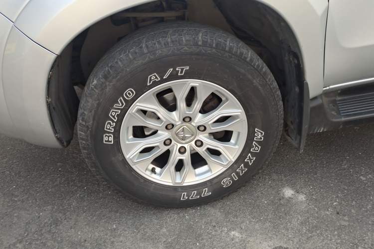 Used JMC Yusheng S350 2011 2.4T Two-Wheel-Drive Luxury 5-Seater Left Front Wheel Hub
