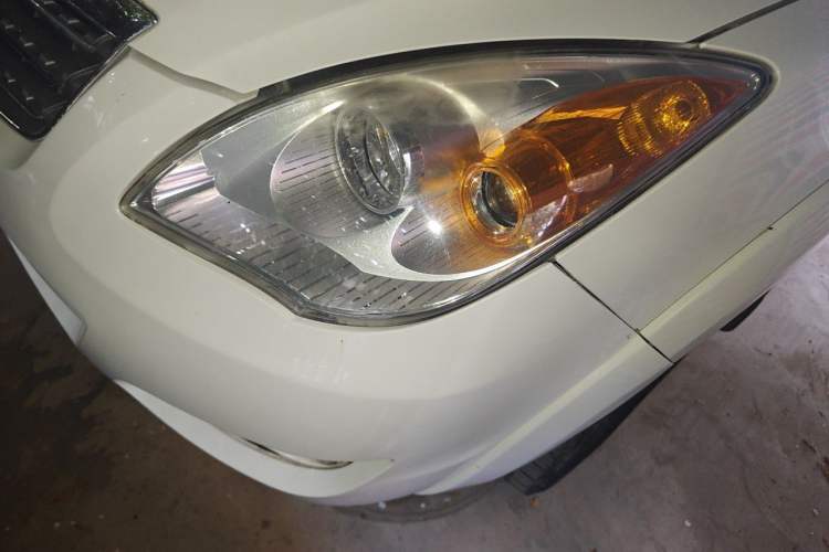 Used JMC Yusheng S350 2011 2.4T Two-Wheel-Drive Luxury 5-Seater Right Front Headlight