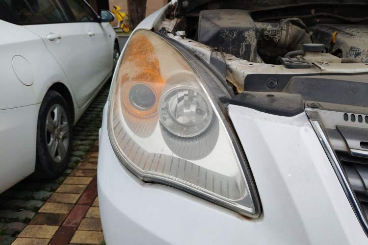 Used JMC Yusheng S350 2011 2.4T Two-Wheel-Drive Luxury 5-Seater Right Front Headlight