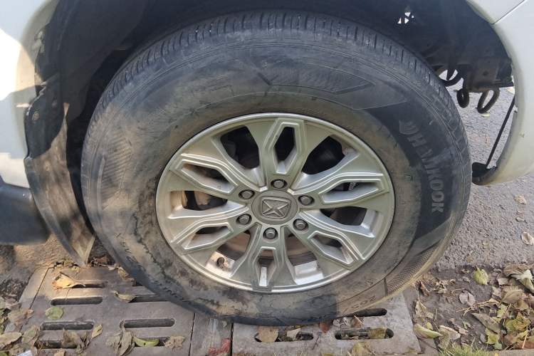 Used JMC Yusheng S350 2011 2.4T Two-Wheel-Drive Luxury 5-Seater Right Front Wheel Hub