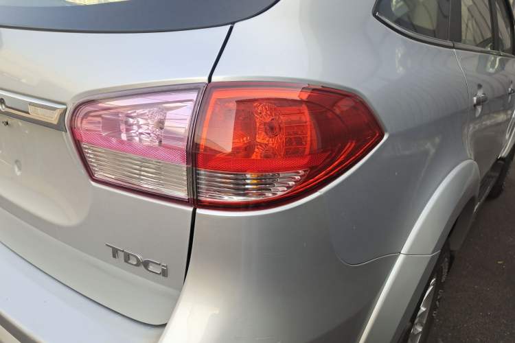 Used JMC Yusheng S350 2011 2.4T Two-Wheel-Drive Luxury 5-Seater Right Rear Taillight