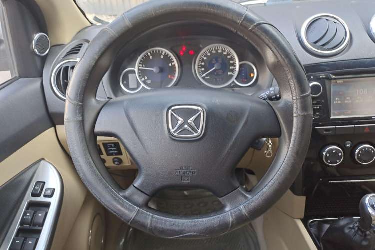 Used JMC Yusheng S350 2011 2.4T Two-Wheel-Drive Luxury 5-Seater Steering Wheel