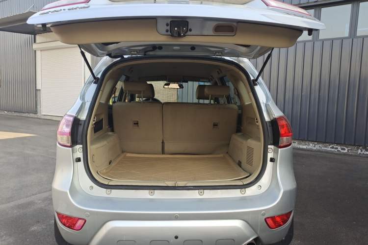 Used JMC Yusheng S350 2011 2.4T Two-Wheel-Drive Luxury 5-Seater Trunk